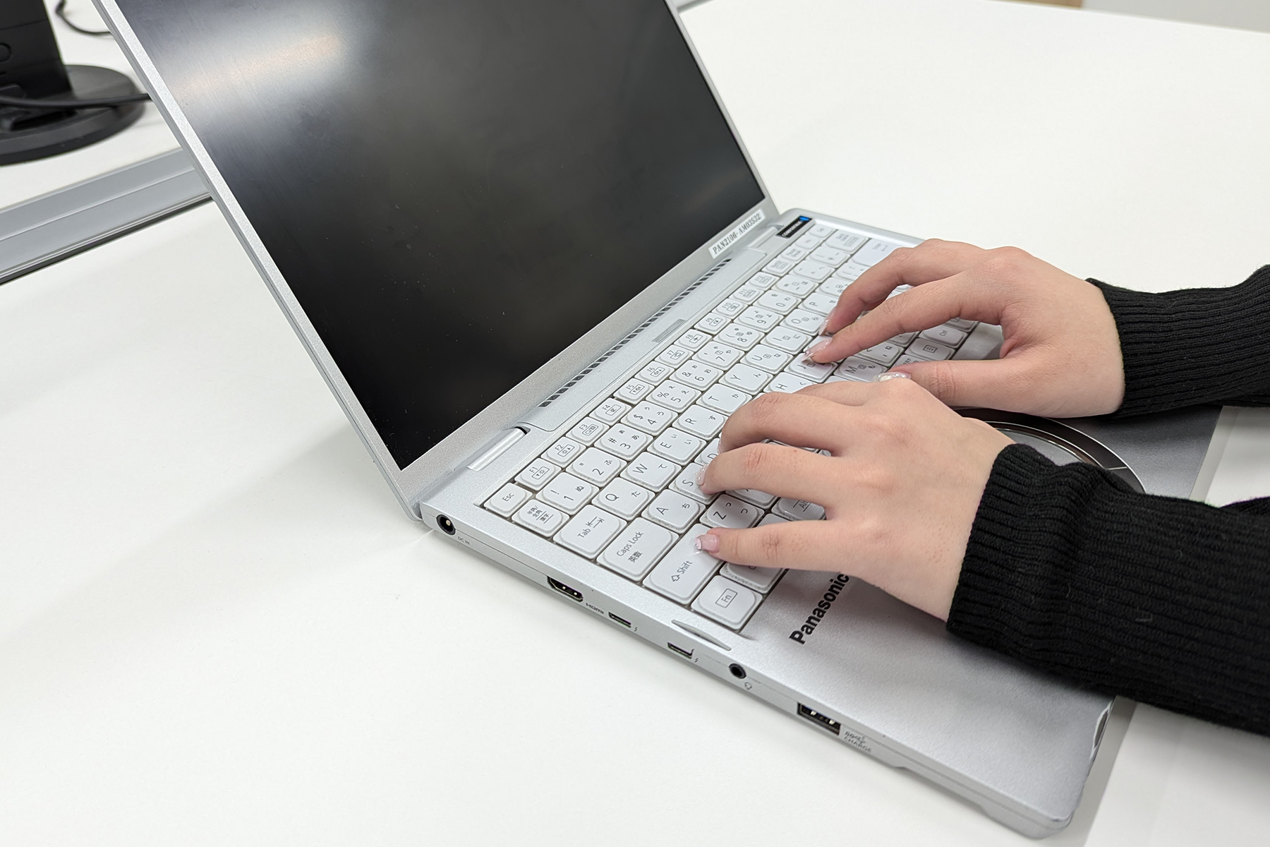 PCで作業をしている写真